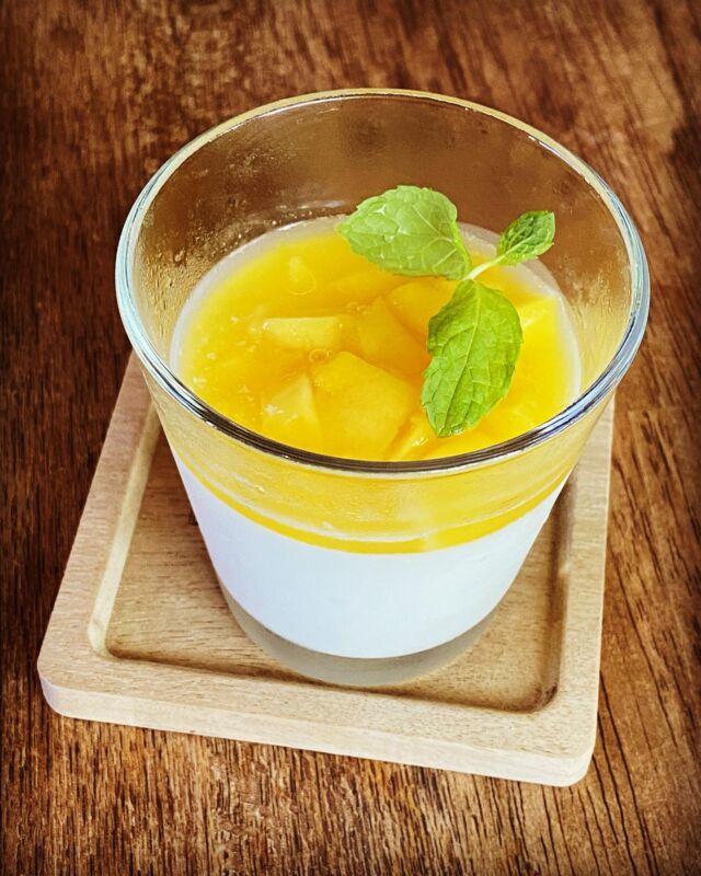 おはようございます☀
今日も暑いですね💦
皆さん水分補給は忘れずに🥤

今日のランチのデザートは
マンゴー🥭のパンナコッタです
数量限定ですのでお早めにどうぞ‼️

#ブランラパン  #blnclapin
#cafe #コーヒー #ワッフル #サンド#サンドウィッチ　#三重県 #桑名市 #多度町 
#ランチ #モーニング #コーヒー　#桑名カフェ #桑名ワッフル #多度カフェ #多度ワッフル #桑名ランチ #多度ランチ
#多度山 #多度大社 #多度神社　#もち小麦